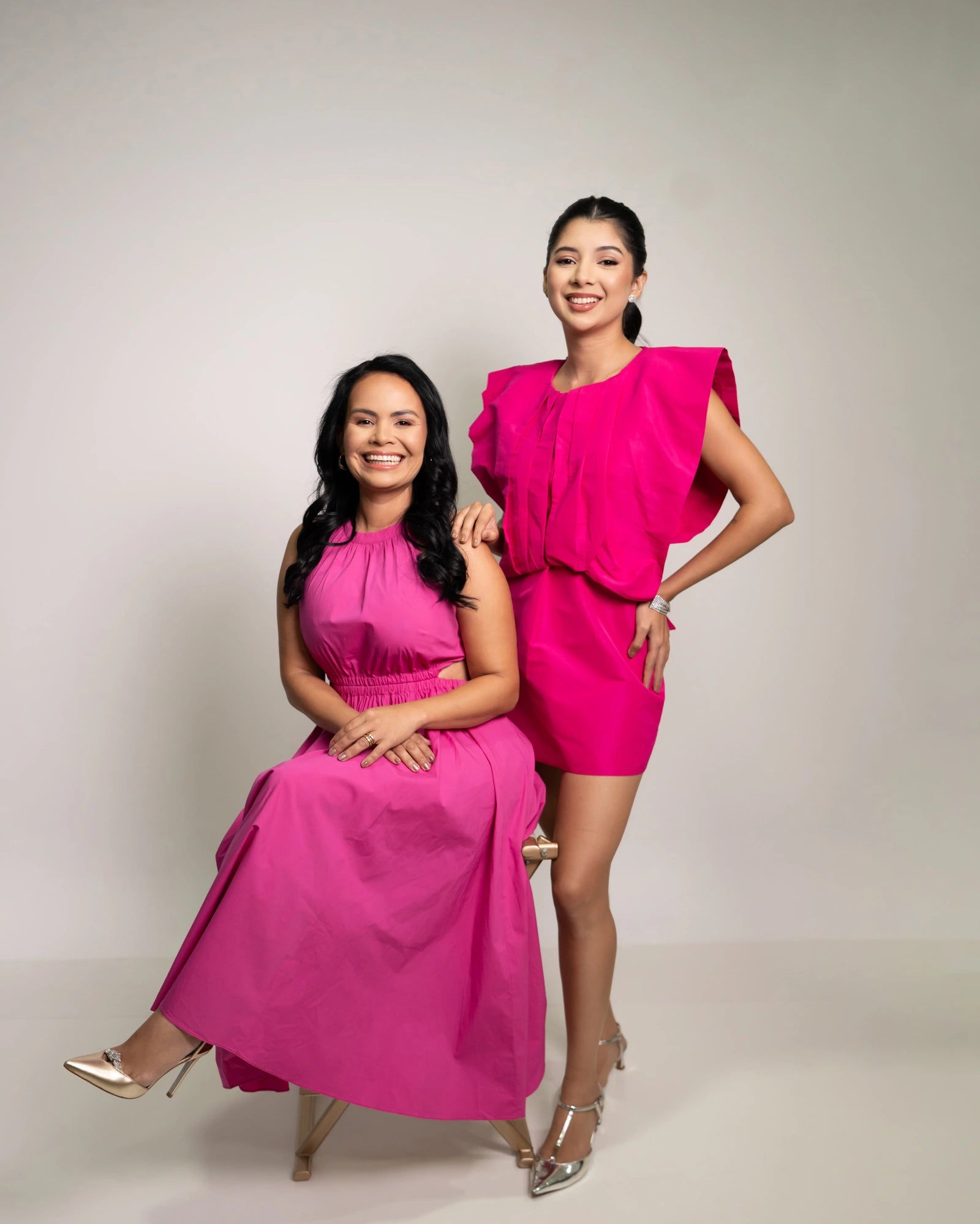Duas mulheres da Therapy Time vestidas de rosa, sorrindo no ensaio institucional