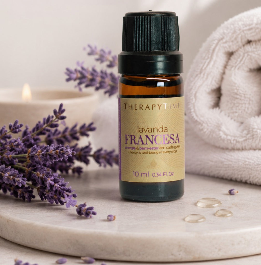 Óleo essencial individual de Lavanda Francesa de 10 ml em uma cena com flores de lavanda